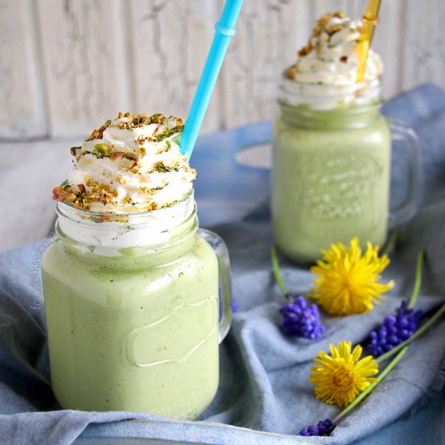 Try this refreshing avocado smoothie with a touch of matcha and salted pistachio sprinkles! | www.foxyfolksy.com