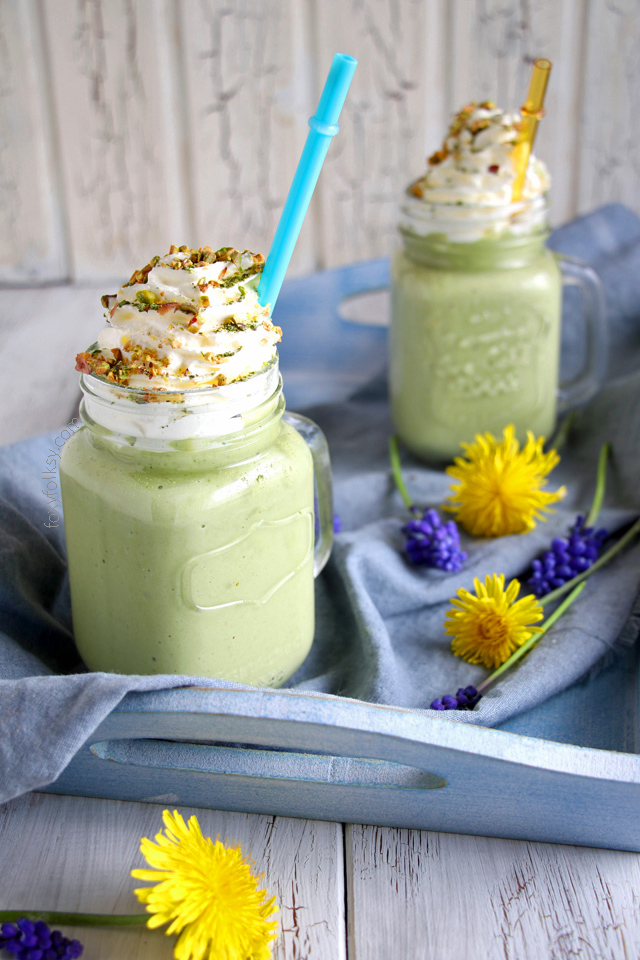 Avocado Smoothie with Matcha and Pistachio | Foxy Folksy