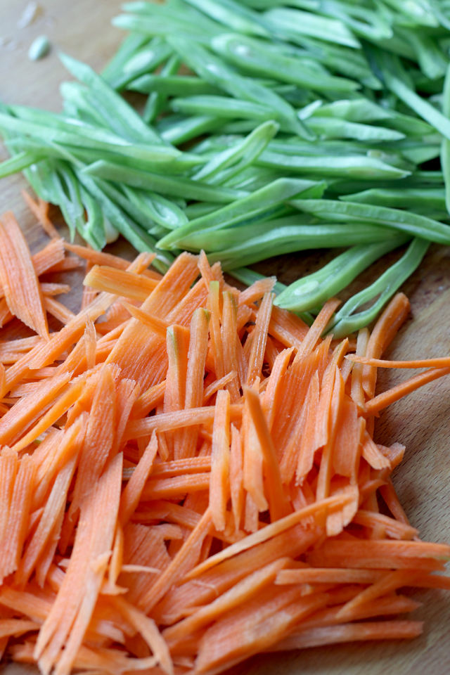 Try this Lumpiang Togue recipe for a delicious, easy and healthy spring rolls with mung bean sprouts and other veggies. | www.foxyfolksy.com