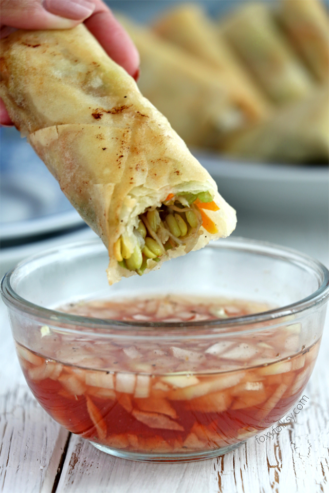 Try this Lumpiang Togue recipe for a delicious, easy and healthy spring rolls with mung bean sprouts and other veggies. | www.foxyfolksy.com