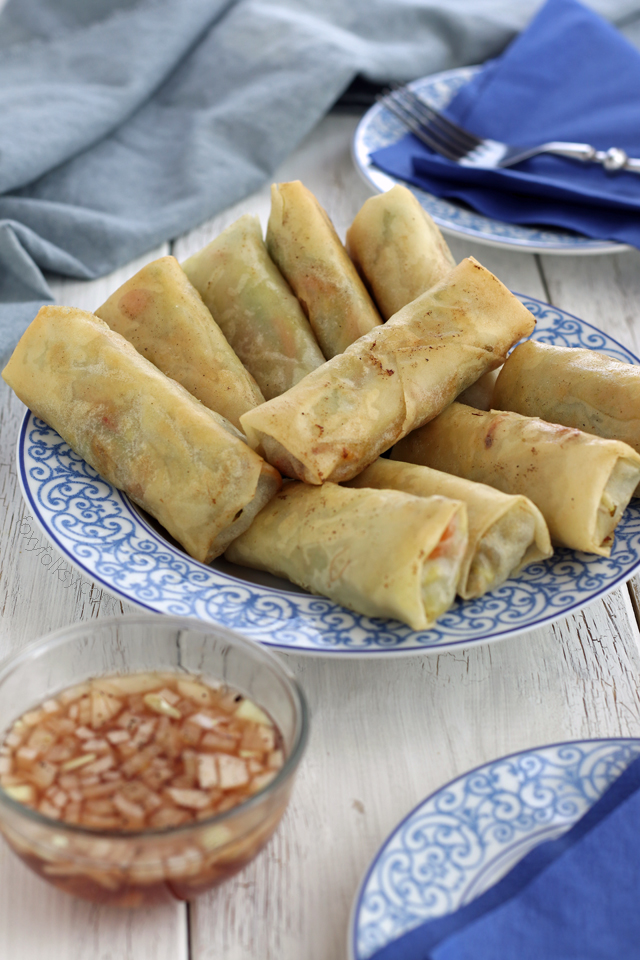 Try this Lumpiang Togue recipe for a delicious, easy and healthy spring rolls with mung bean sprouts and other veggies. | www.foxyfolksy.com