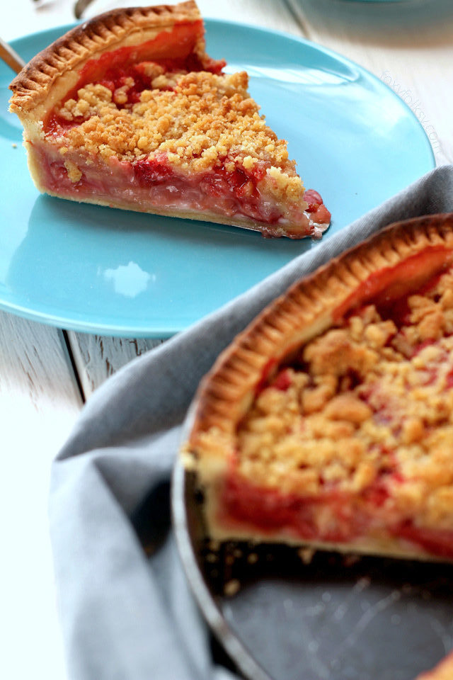 Sweet and tart, this strawberry rhubarb pie with crisp crumb topping is simply delicious! Get recipe here!| www.foxyfolksy.com 