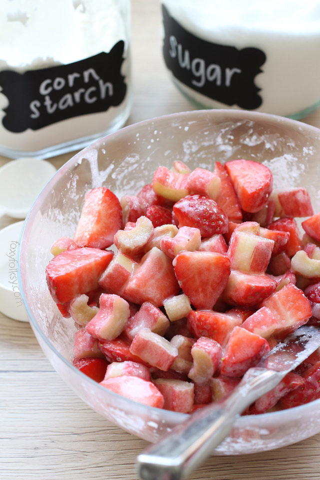 Sweet and tart, this strawberry rhubarb pie with crisp crumb topping is simply delicious! Get recipe here!| www.foxyfolksy.com