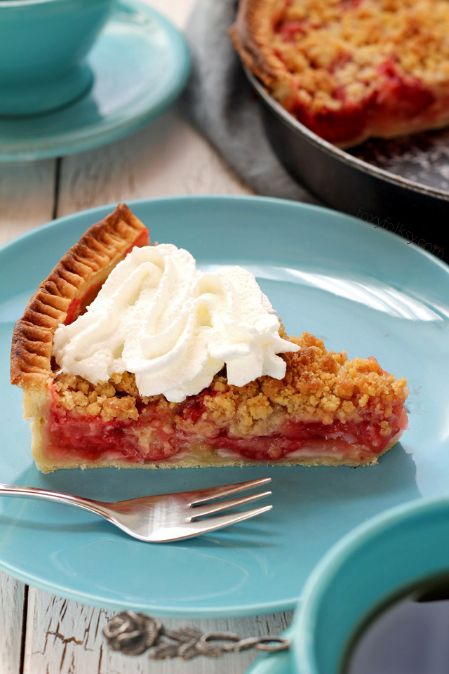 Sweet and tart, this strawberry rhubarb pie with crisp crumb topping is simply delicious! Get recipe here!| www.foxyfolksy.com 