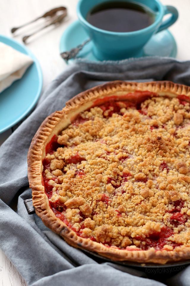 Sweet and tart, this strawberry rhubarb pie with crisp crumb topping is simply delicious! Get recipe here!| www.foxyfolksy.com