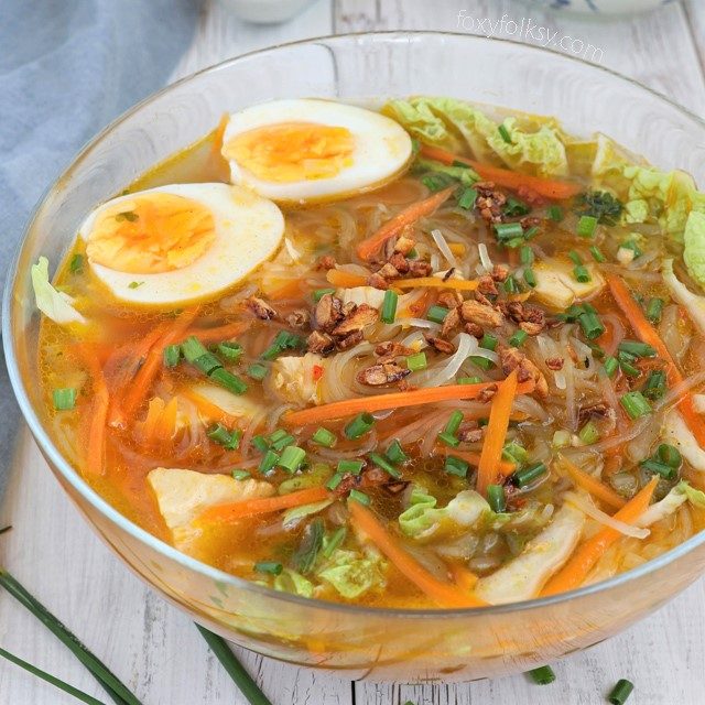 Try this Chicken Sotanghon Soup. A tasty and immune-boosting Filipino chicken soup with slippy cellophane noodles. | www.foxyfolksy.com