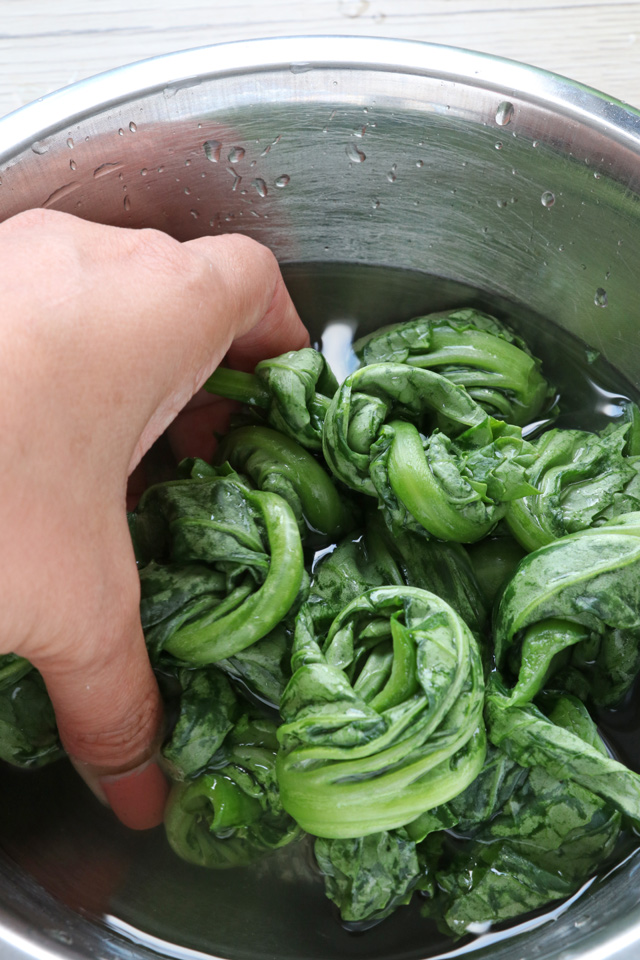 Learn how to make pickled mustard greens! | www.foxyfolksy.com