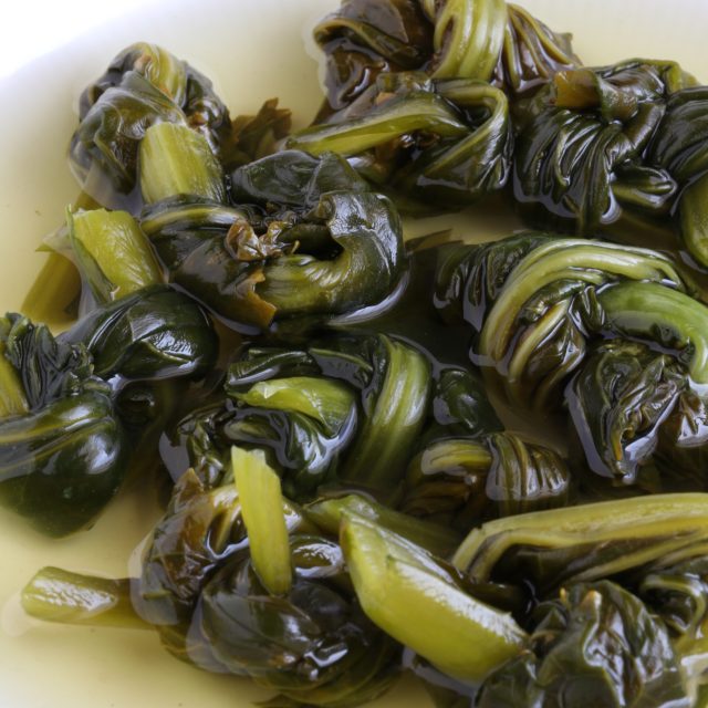 Learn how to make pickled mustard greens! | www.foxyfolksy.com