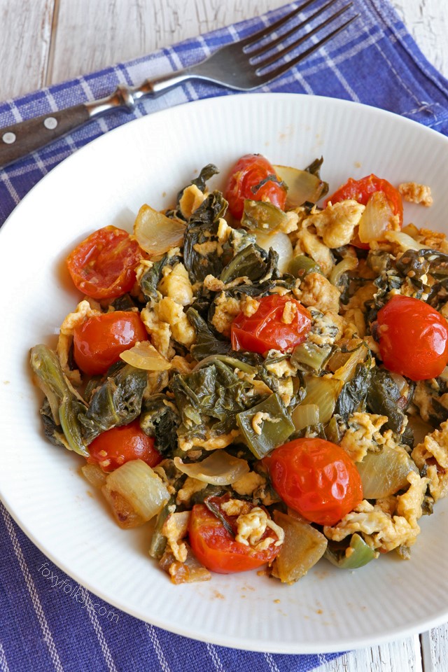 Try this Sauteed pickled mustard greens with tomatoes and eggs! Delicious and healthy! | www.foxyfolksy.com