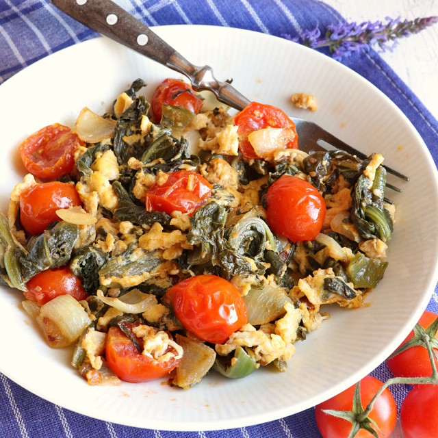 Try this Sauteed pickled mustard greens with tomatoes and eggs! Delicious and healthy! | www.foxyfolksy.com