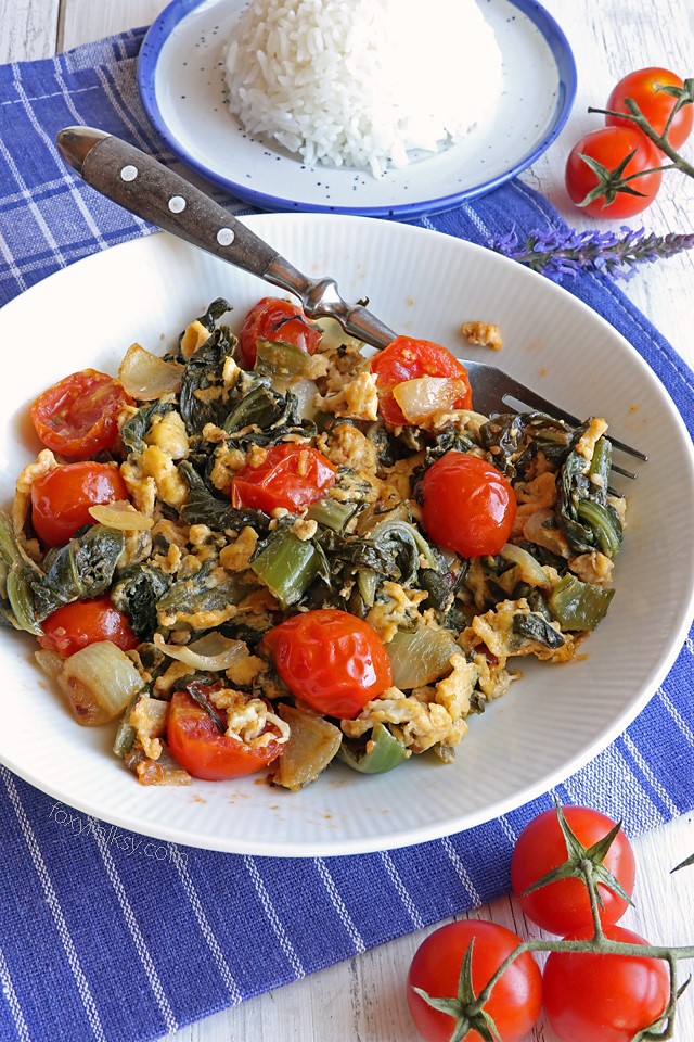 Try this Sauteed pickled mustard greens with tomatoes and eggs! Delicious and healthy! | www.foxyfolksy.com
