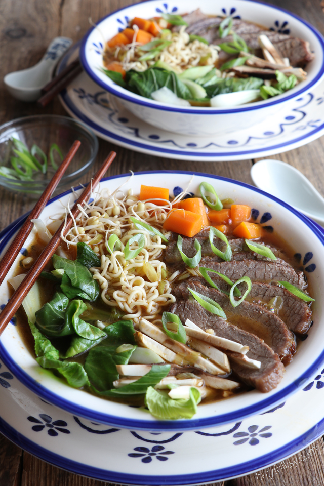 Prendilo finché è caldo! Questo Ramen di manzo piccante è così buono e davvero facile da fare. | www.foxyfolksy.com