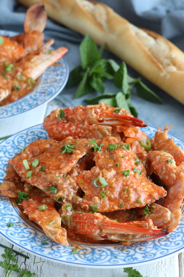 Get this easy and simple recipe for Chili Crab that has the perfect blend of sweet and spicy! | www.foxyfolksy.com