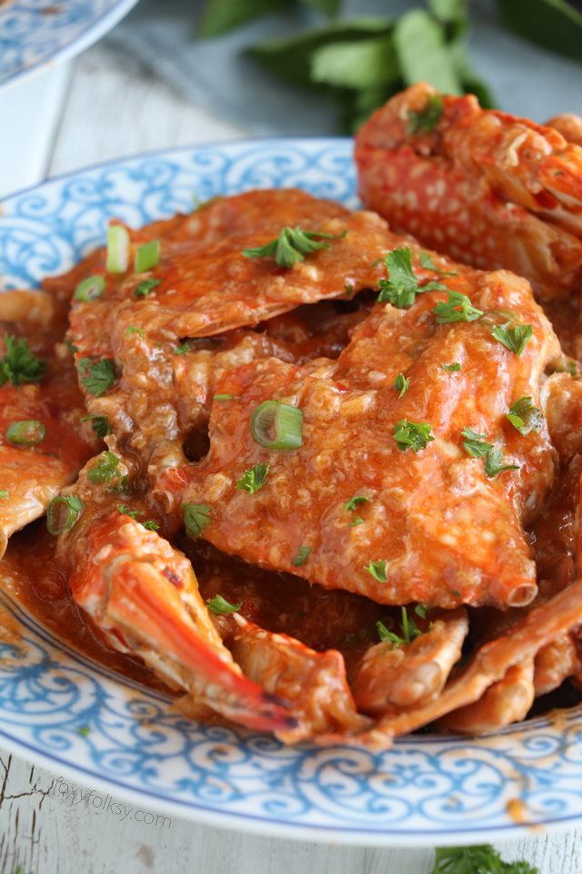 Get this easy and simple recipe for Chili Crab that has the perfect blend of sweet and spicy! | www.foxyfolksy.com