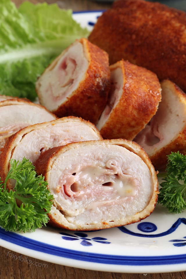 Make these delicious Chicken Cordon Bleu. Fried to perfection with crispy outer breading and juicy chicken inside! | www.foxyfolksy.com 