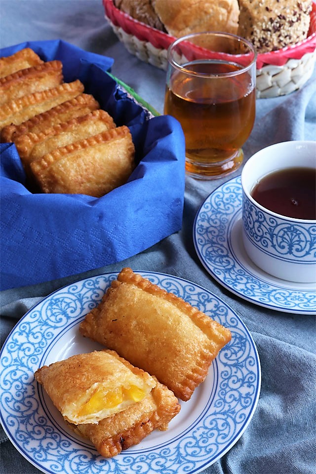 Try this easy recipe for these yummy Peach Mango Pocket Pies! | www.foxyfolksy.com