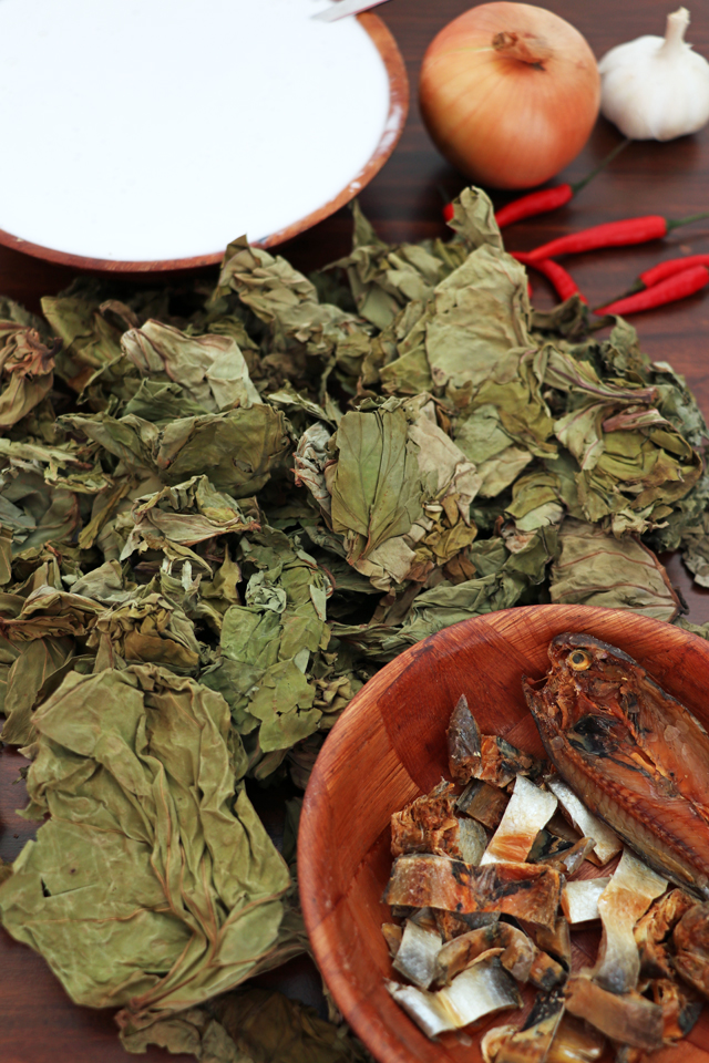 Get this authentic Bicolano Laing recipe! Dried Taro leaves cooked in coconut milk with chilis! Simple no-fuss recipe! | www.foxyfolksy.com