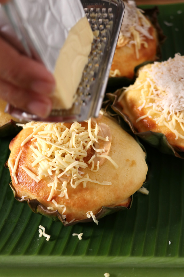 Enjoy this easy and simple Bibingka recipe, a classic Filipino rice cake that will surely bring you the Filipino Christmas feels! | www.foxyfolksy.com