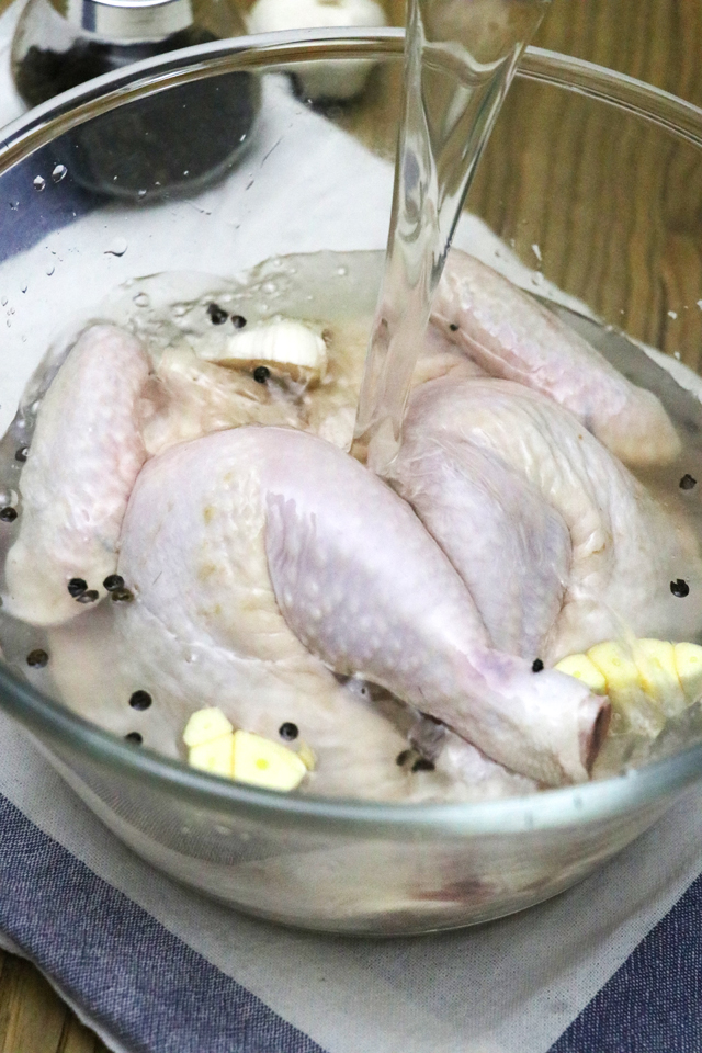 Learn the basic brine for whole chicken for a moist roasted chicken that packs so much flavor in every bite! | www.foxyfolksy.com 