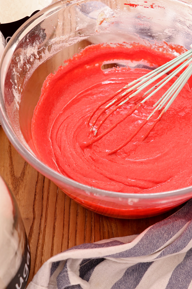 Buttery, velvety and moist, this Red Velvet Cupcakes will be a sure winner this coming Valentine's and it is not all that difficult to make. | www.foxyfolksy.com