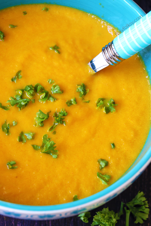 This thick and creamy Carrot Ginger Soup is a sure way to stay warm and healthy this chilly season! Nutritious and delicious that is really simple and quick to make. | www.foxyfolksy.com