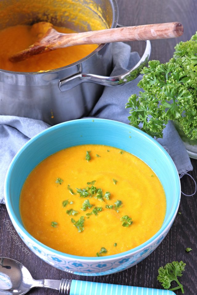This thick and creamy Carrot Ginger Soup is a sure way to stay warm and healthy this chilly season! Nutritious and delicious that is really simple and quick to make. | www.foxyfolksy.com