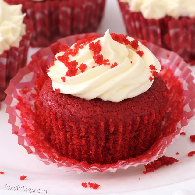 Buttery, velvety and moist, this Red Velvet Cupcakes will be a sure winner this coming Valentine's and it is not all that difficult to make. | www.foxyfolksy.com