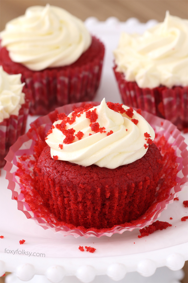 Buttery, velvety and moist, this Red Velvet Cupcakes will be a sure winner this coming Valentine's and it is not all that difficult to make. | www.foxyfolksy.com