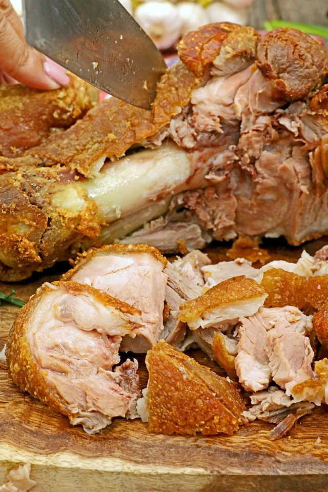 Juicy and Crunchy Crispy Pata