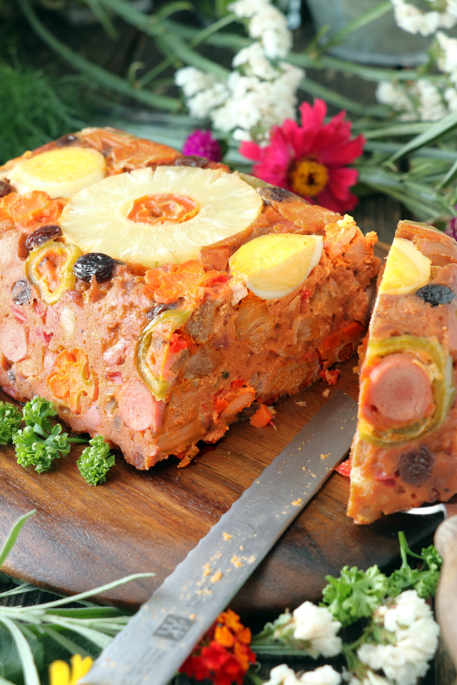 Hardinera meatloaf sliced with a knife.