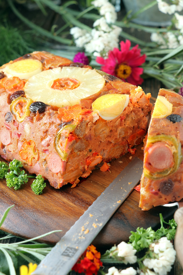 Hardinera meatloaf sliced with a knife.