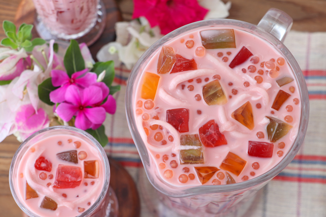 a cold drink made from coconut juice, milk, tapioca pearls, jelly