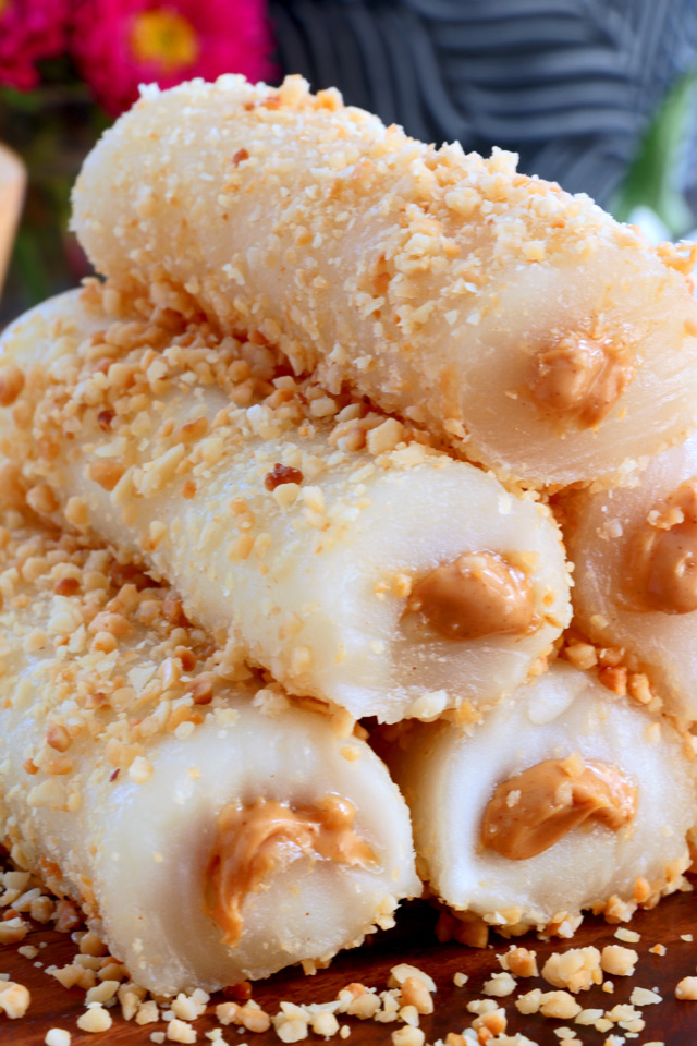 Sticky rice cake roll filled with peanut butter and coated with crushed roasted peanuts.