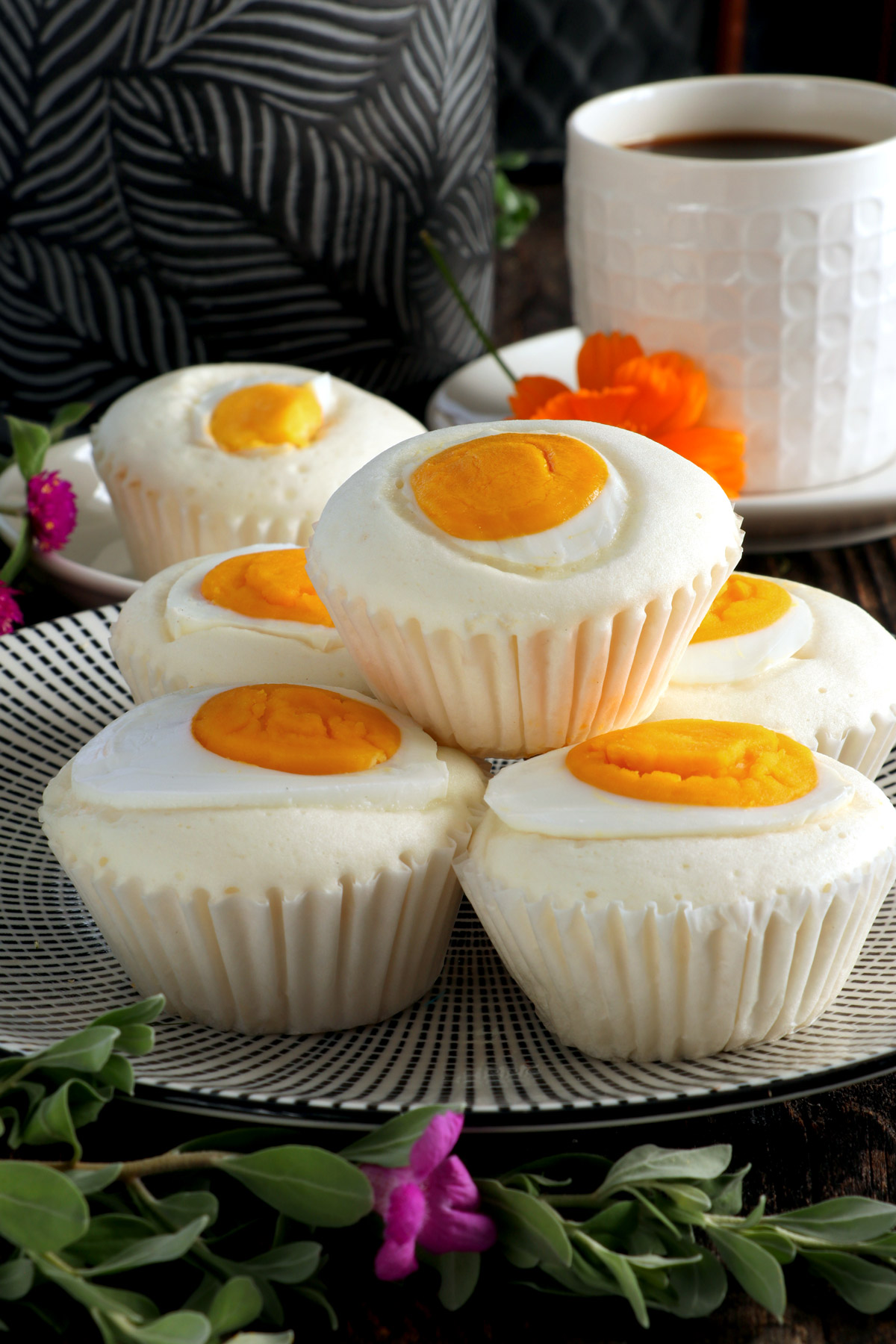 Small steamed rice cakes with filling and salted egg toppings. 