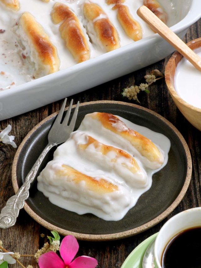 Moche - rice balls filled with red bean paste in coconut sauce.