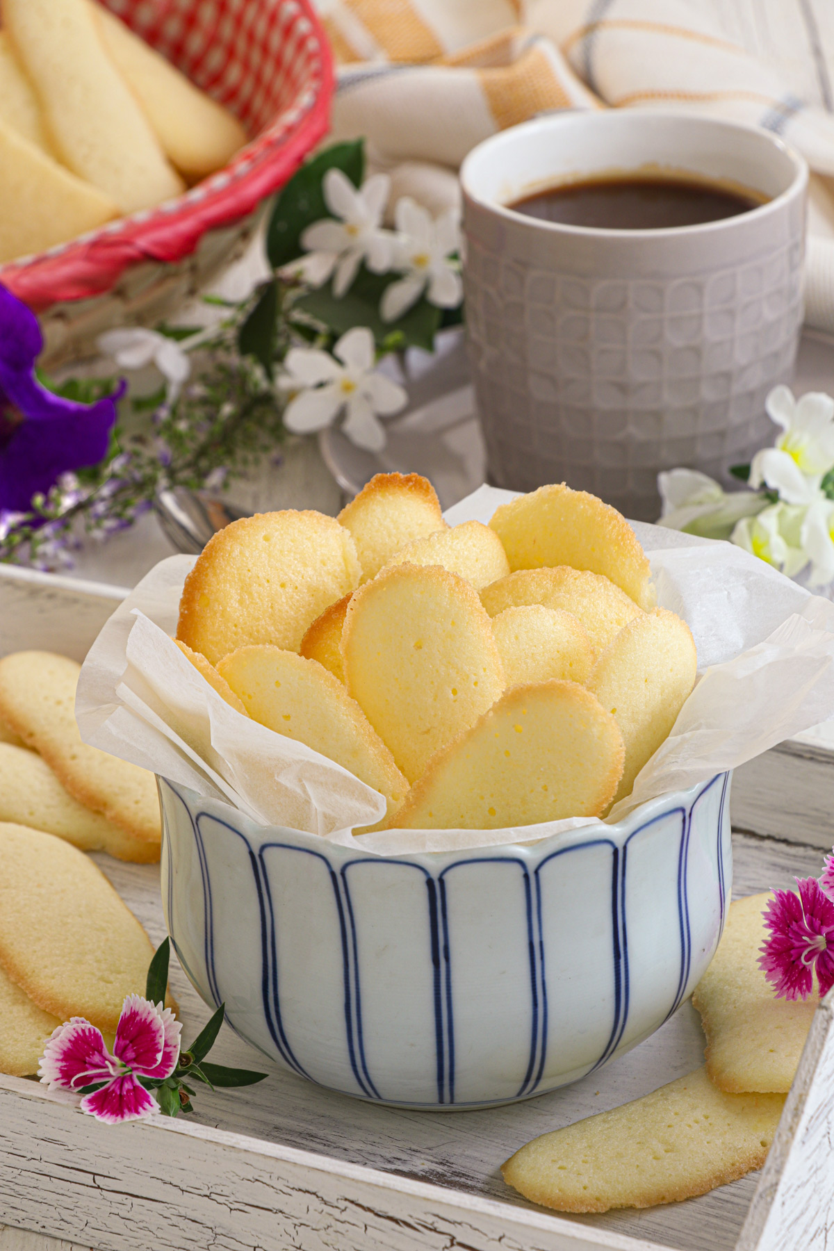 Lengua de Gato in a bowl.