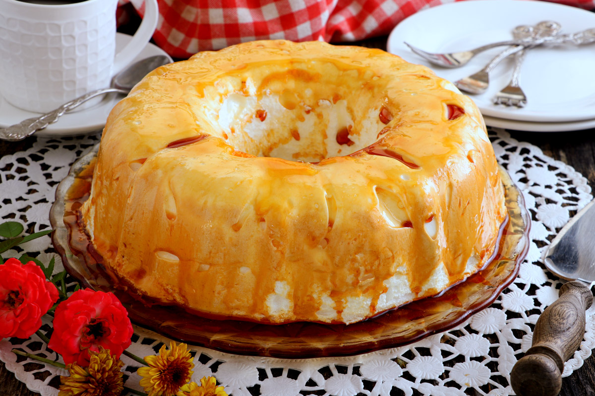 Cloud Cake made from meringue and caramel.