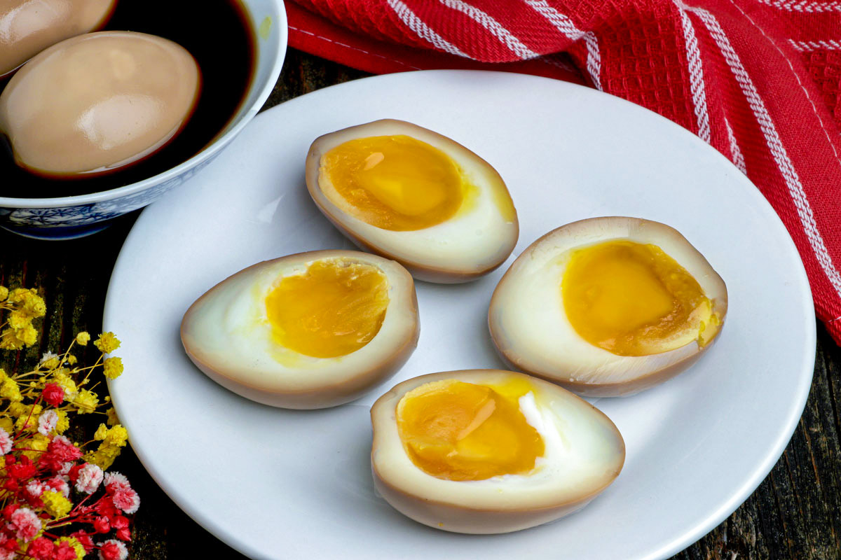 Jammy ramen eggs on a serving plate.