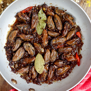 picy Adobong Tahong with tender and tasty mussels coated in a spiced soy-vinegar sauce.