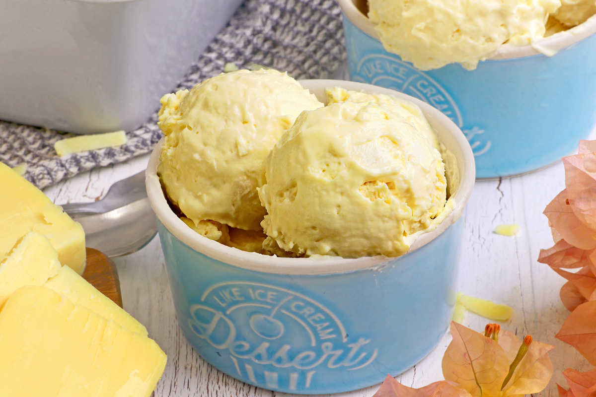 Scoops of cheese ice cream in dessert bowls.