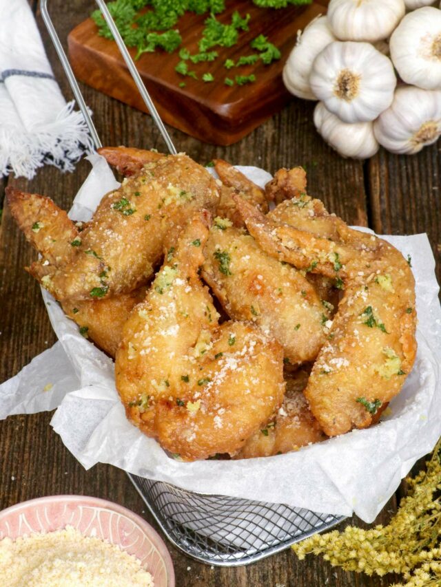 Crispy chicken wings tossed in a mouthwatering garlic-parmesan coating.