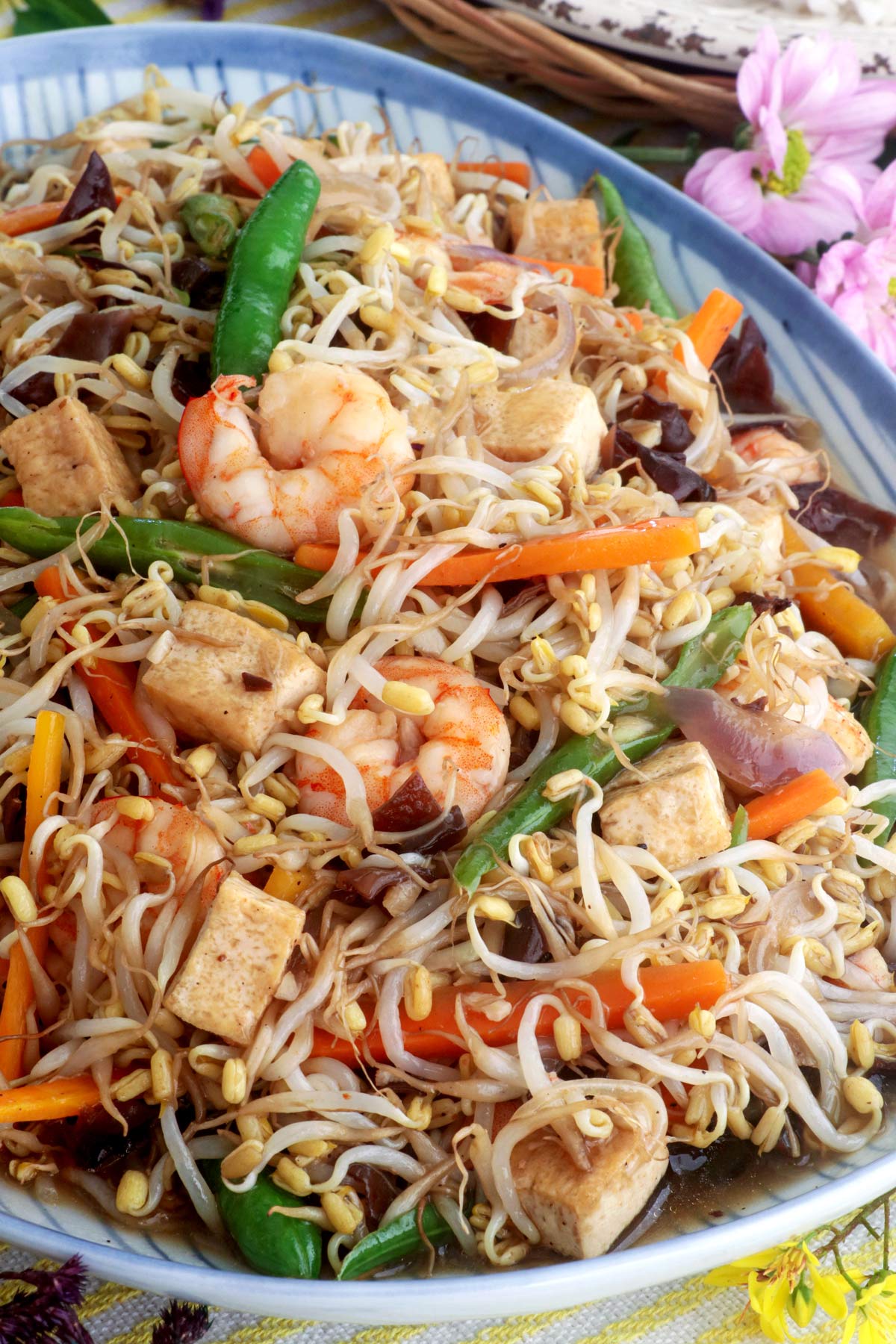 Sautéed mung bean sprouts with tofu, shrimp, carrots, and green beans.