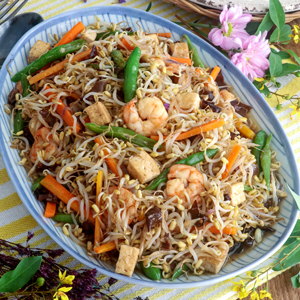 Sautéed mung bean sprouts with tofu, shrimp, carrots, and green beans.