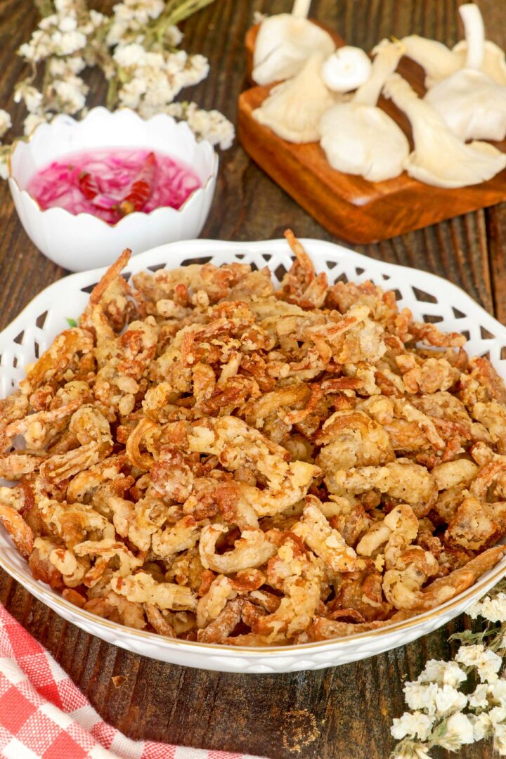 Fried mushrooms made with seasoned oyster mushrooms, dredged in flour and fried until golden.