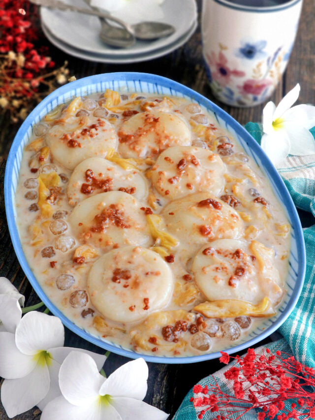 Soft and chewy palitaw (small, flat steamed sticky rice cakes) in a creamy sweet coconut sauce with langka (jackfruit), sago, and latik(coconut curds).