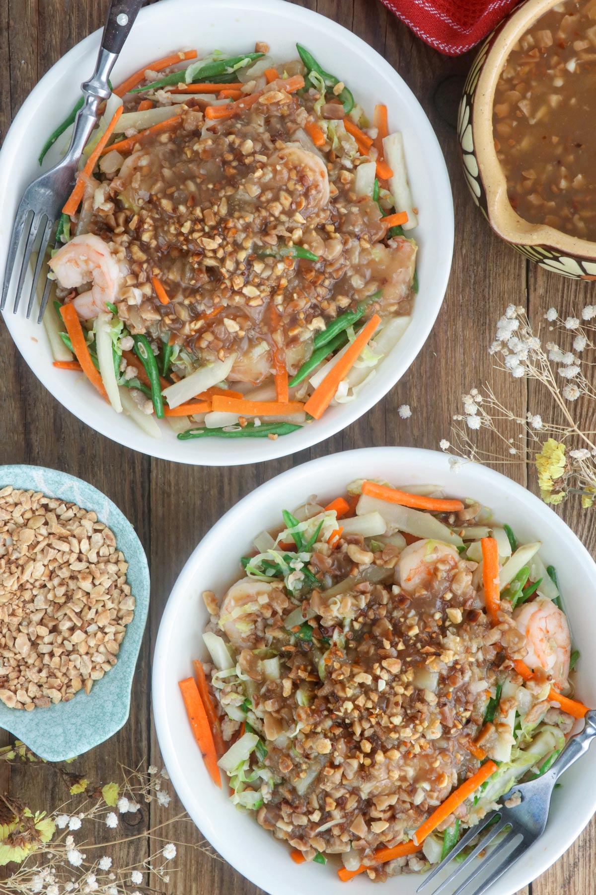 Lumpiang hubad in serving plates.